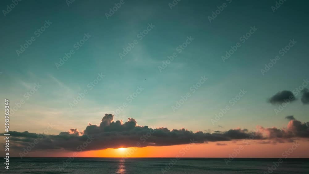 Sea waves Amazing sunset view Sunlight reflected in the sea Fascinating sunset view Time Lapse 4K
Sea waves Amazing sunset view Sunlight reflected in the sea Fascinating sunset view Time Lapse 4K
