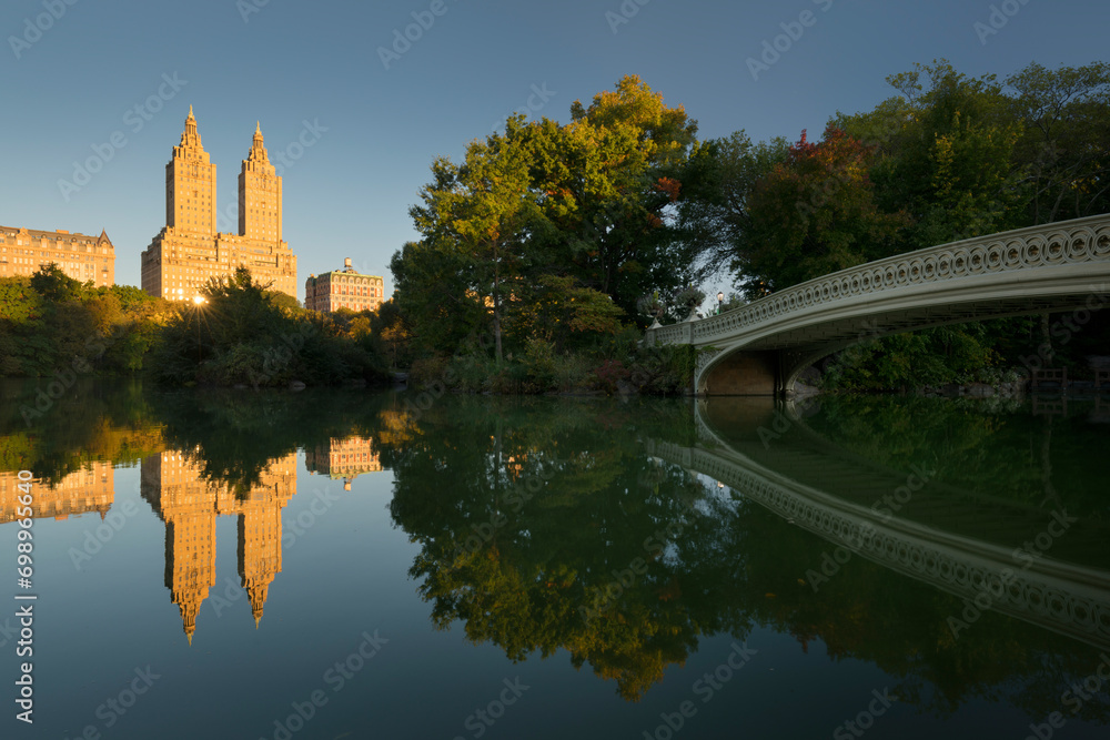 Bow Bridge, San Remo Towers, The Lake, Central Park, Manhatten, New York City, New York, USA