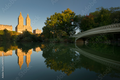 Bow Bridge, San Remo Towers, The Lake, Central Park, Manhatten, New York City, New York, USA © Rainer Mirau