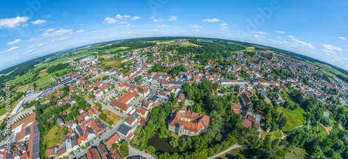 Panoramablick über die Marktgemeinde Arnstorf im niederbayerischen Landkreis Rottal-Inn