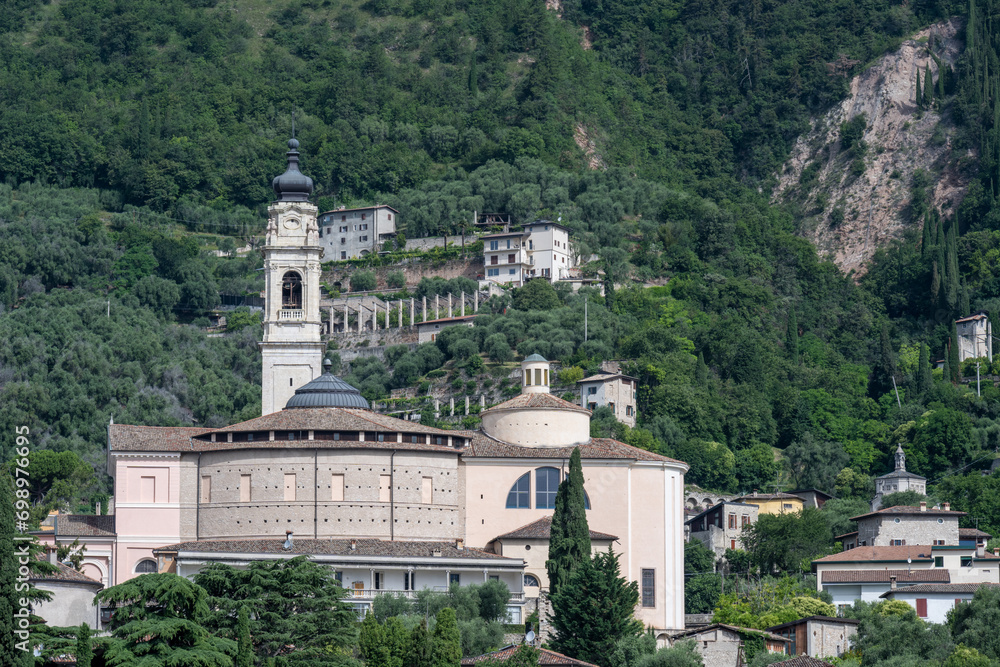 Ortsbild von Gargnano mit Kirche  