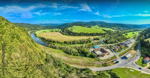 Fototapeta Naklejka Na Ścianę i Meble -  Lot nad Milikiem nad Popradem latem. Piękny, letni krajobraz.