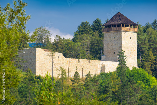 Muszyński zamek po renowacji latem. Widok na zamek i okolicę.