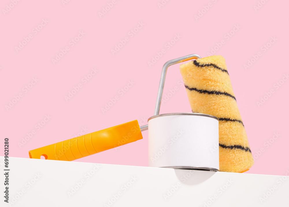 Obraz premium Yellow paint roller and paint can. Renovation concept.