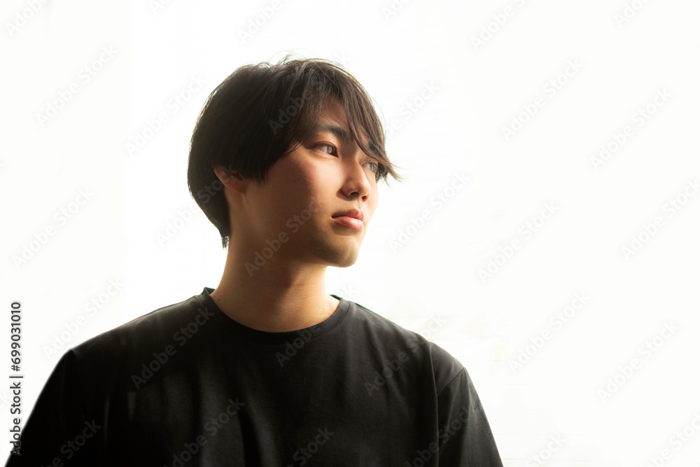 横を向く若い日本人男性 横を向く若い日本人男性