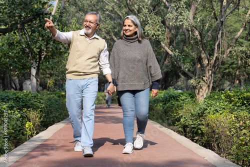 Canvas Print Smiling senior couple enjoying view of nature at public park