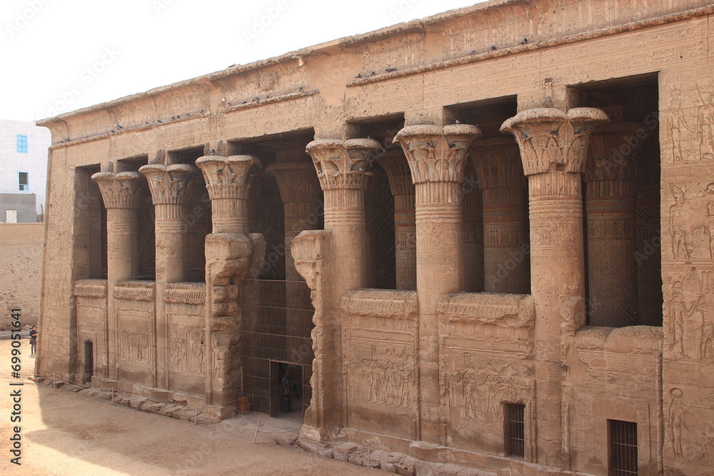 vue de droite du temple d'Esna ,Egypte (originale non retouchée)