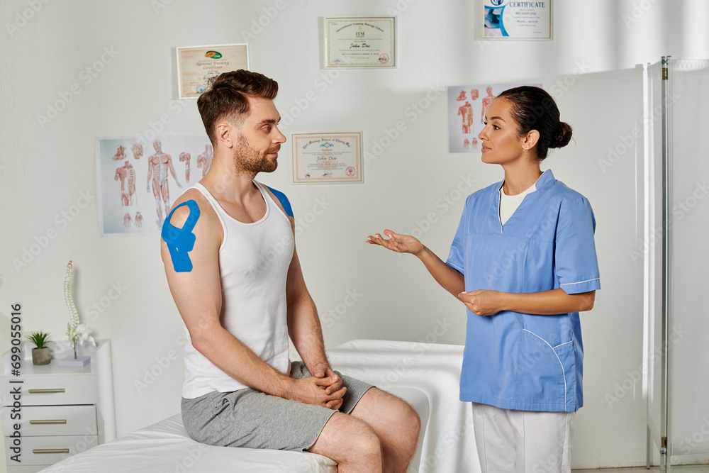 Obraz premium good looking bearded patient and attractive young doctor looking at each other attentively