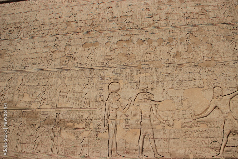 Détail d'un mur exterieur du temple d'Esna : bas reliefs et hiéroglyphes (Egypte) Détail d'un mur exterieur du temple d'Esna : bas reliefs et hiéroglyphes (Egypte)