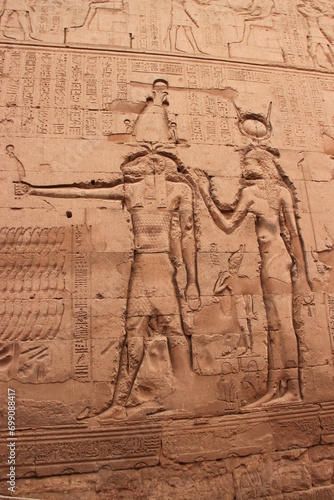 Bas relief bien conservés de Khnoum du temple de Knoum , Esna (Egypte, désensablé récemment)