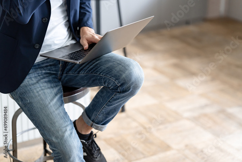 椅子に座ってパソコンを使う男性 photo