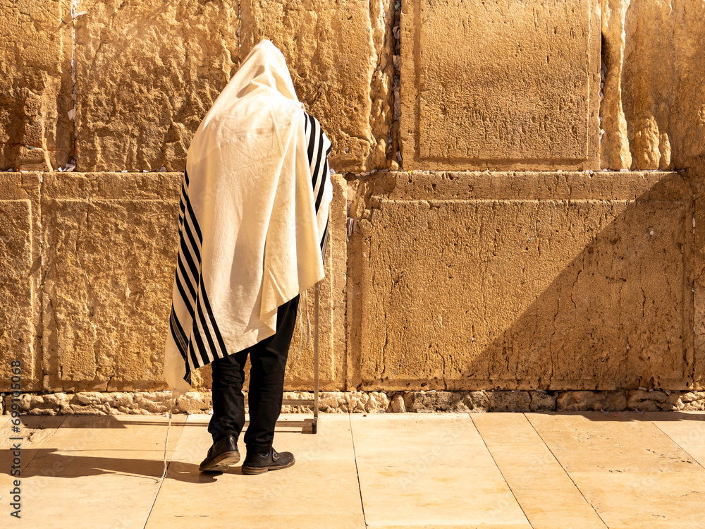 Obraz premium Jew praying near the Western Wall in Jerusalem