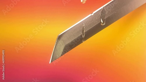 Drop that slowly runs along the edge of the knife