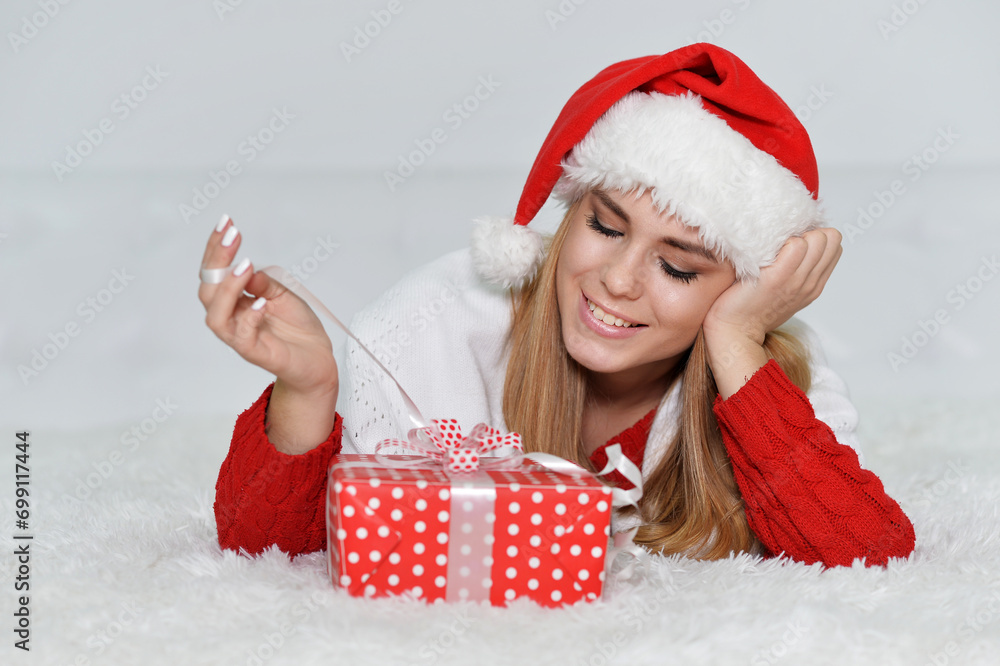 Obraz premium Portrait of smiling woman with Christmas gifts 