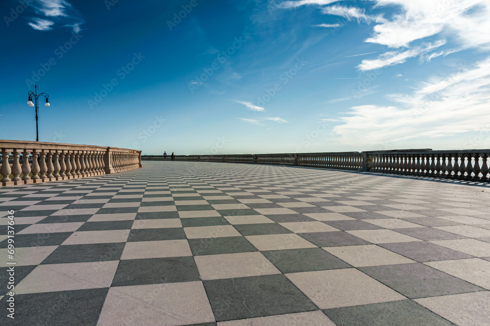 Terrazza Mascagni Livorno sotto un cielo blu, con pavimento pattern a scacchiera nero e bianco