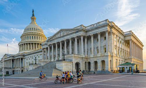 Kapitol in Washington D.C. mit Fahrradfahrern kurz vor Sonnenuntergang photo