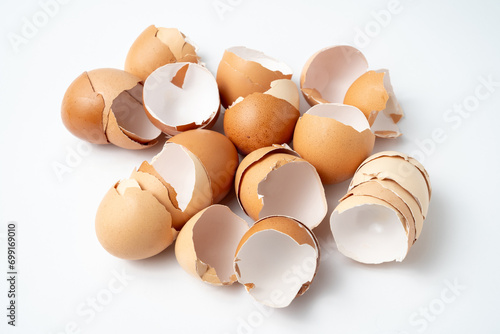 skorupki jajek na białym tle