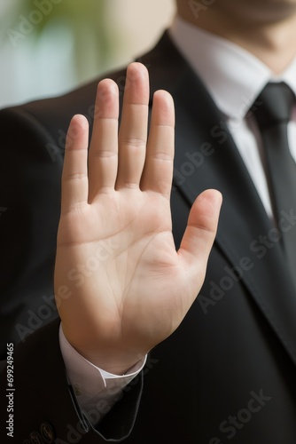 In this photo, a man is seen raising his right hand, swearing under oath in the courtroom, as a sign of his commitment to honesty and justice.