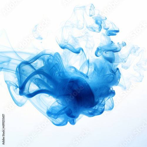 fotografia con detalle de humo de color azul sobre fondo de color blanco