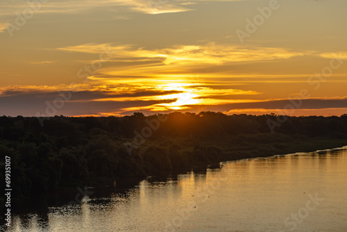 pôr do sol na cidade de Corumbá, região do Pantanal Sul, Estado do Mato Grosso do Sul, Brasil © izaias Souza
