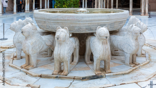 Fuente en el patio de los Leones de la Alhambra, Granada, España photo