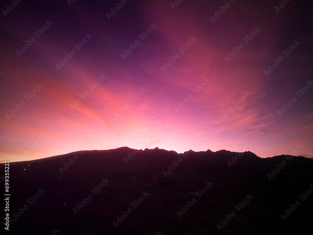 Fondo panoramico turquesa, horizonte de montañas puesta de sol.