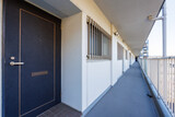 日本のアパートの部屋の扉と長い通路