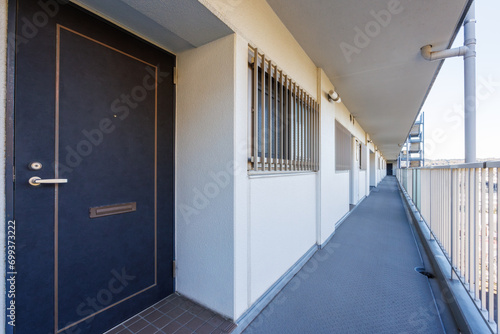 日本のアパートの部屋の扉と長い通路 photo
