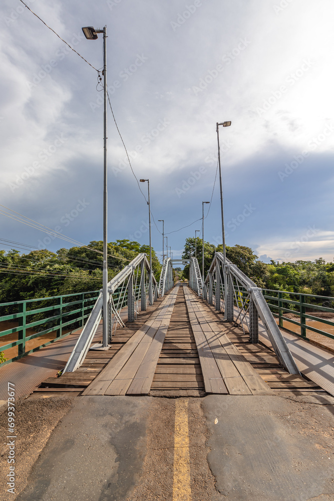 ponte de metal na cidade de Aquidauana, região do Pantanal Sul, Estado do Mato Grosso do Sul, Brasil