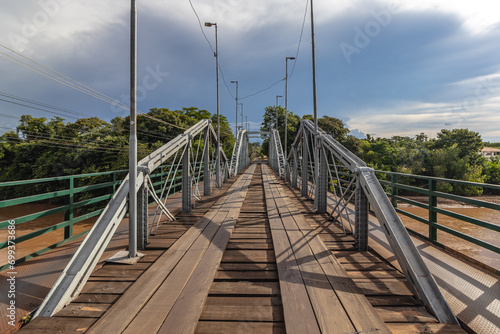 ponte de metal na cidade de Aquidauana, região do Pantanal Sul, Estado do Mato Grosso do Sul, Brasil