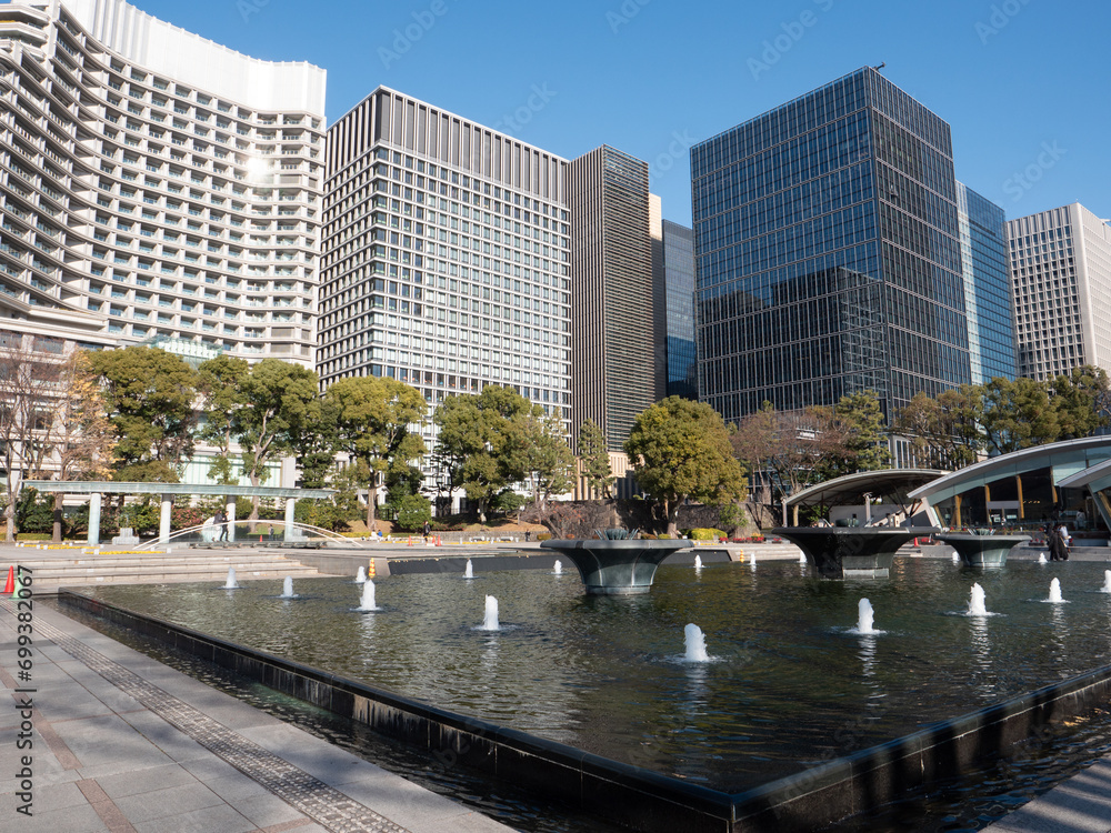 冬の東京　和田倉噴水公園と大手町のオフィスビル