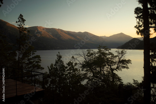 Lago y montañas
