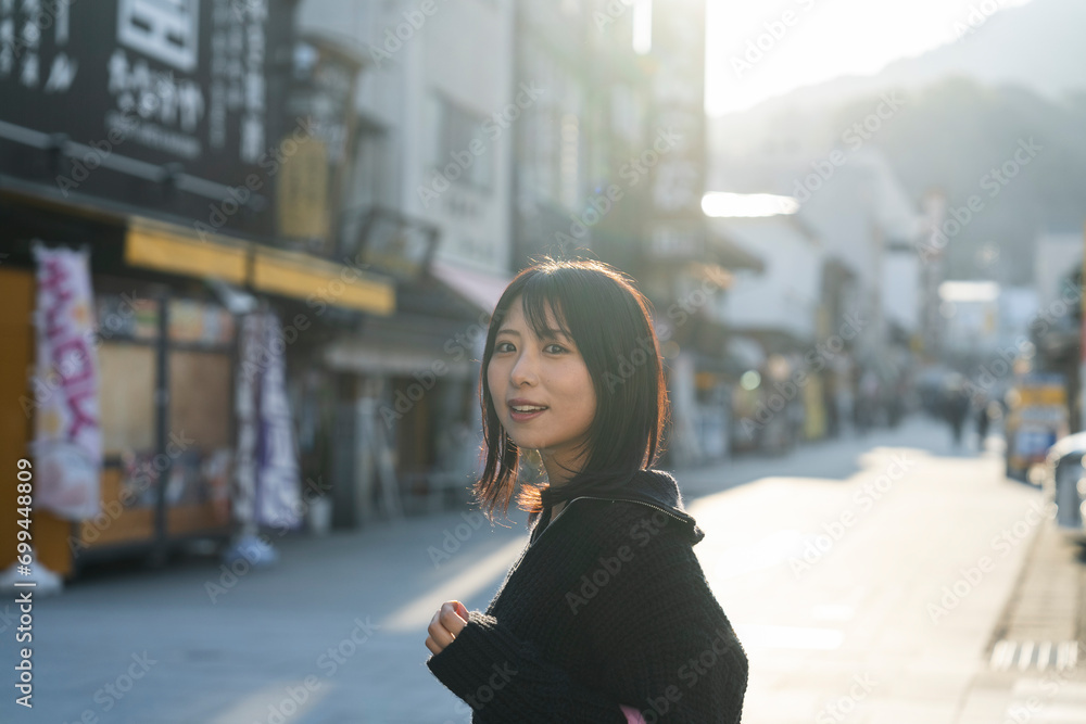観光する女性 観光する女性