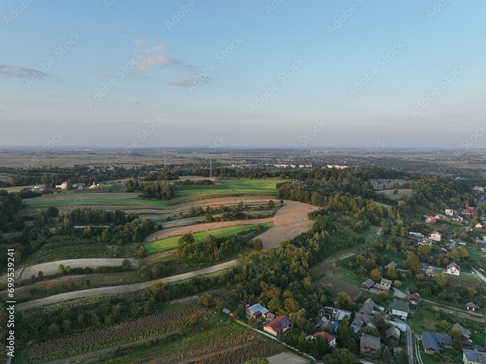 Fototapeta premium jezioro o przezroczystej wodzie pośród lasu oraz odbijające niebo, ekologiczny ekosystem, czyste powietrze, czysta woda, świeże powietrze, las oraz woda 