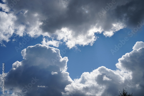 Fototapeta Naklejka Na Ścianę i Meble -  Błękitne niebo i białe chmury w słoneczny dzień