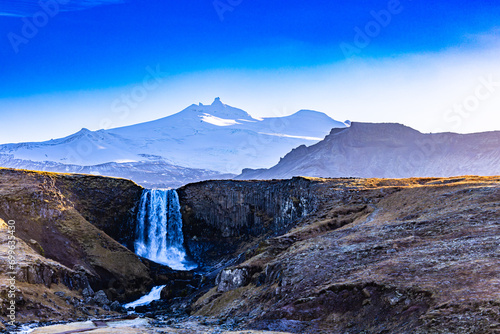 Schöne Landschaft Svödufoss Wasserfall in Island photo