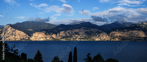 Im Hintergrund die Hochebene des Nationalparks Alto Garda Bresciano mit den Bergdörfer von Tremosine am Gardasee.