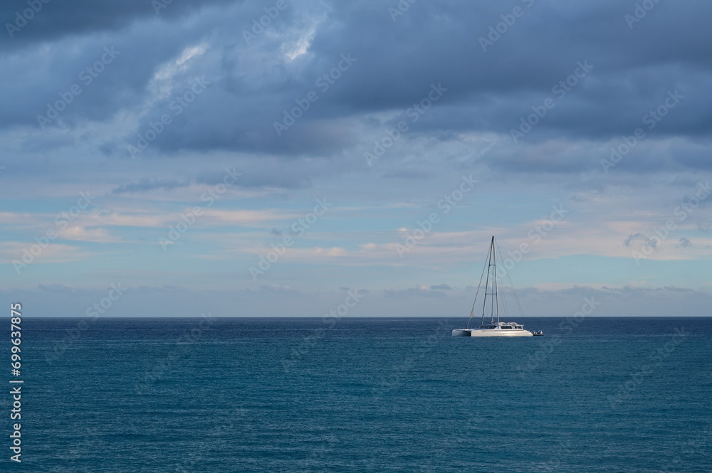 Segelboot Katamaran vor Anker bei Costa Calma auf Fuerteventura