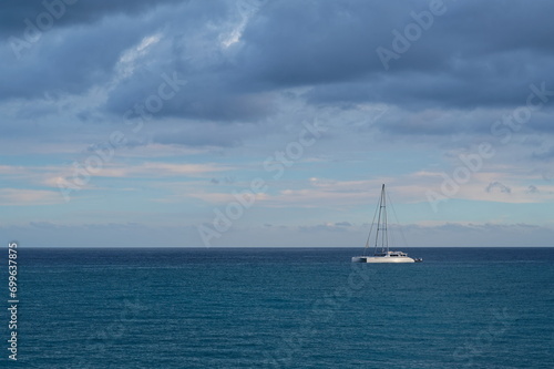 Segelboot Katamaran vor Anker bei Costa Calma auf Fuerteventura