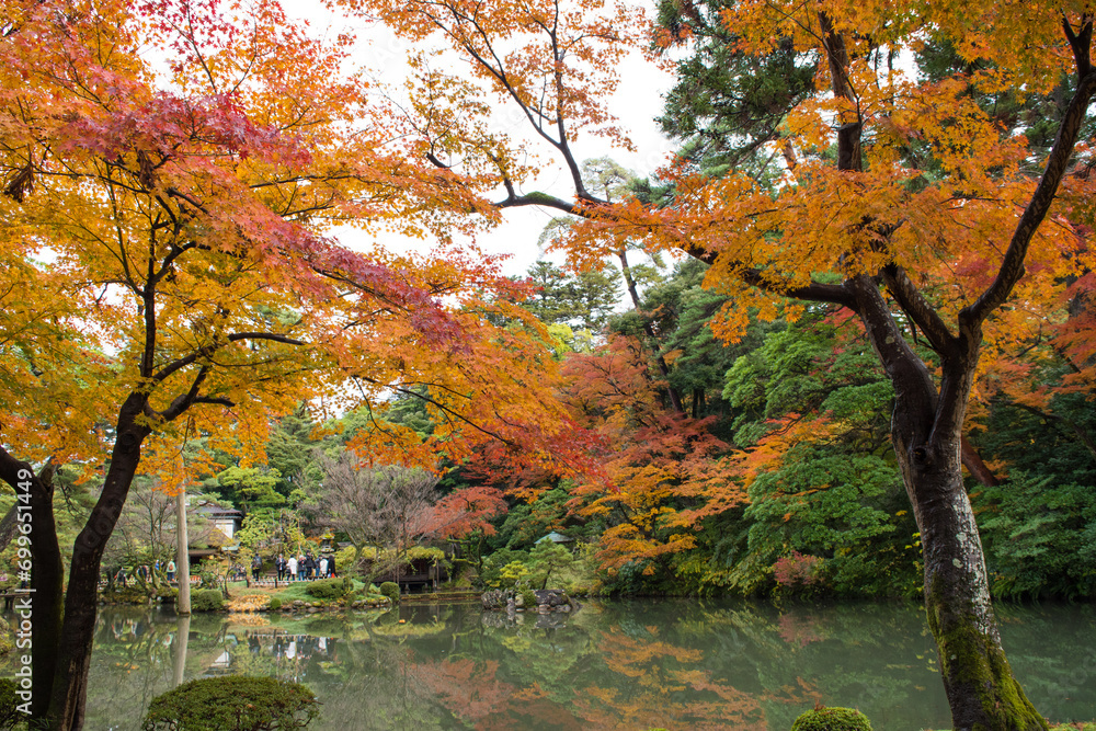 紅葉の兼六園の瓢池