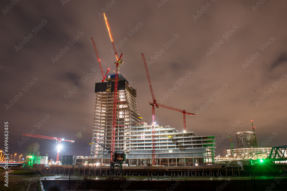 Fototapeta premium Hamburg, Deutschland, 25. Dezember 2023 - Baustelle Elbtower von Signa in der Hafencity Hamburg. Baustopp - Insolvenz von Signa Holding und René Benko Ende 2023