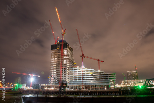 Hamburg, Deutschland, 25. Dezember 2023 - Baustelle Elbtower von Signa in der Hafencity Hamburg.  Baustopp - Insolvenz von Signa Holding und René Benko Ende 2023