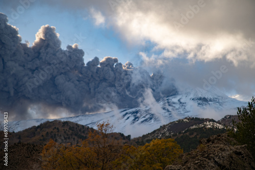 Obraz na płótnie Eruptive vent with lava emis at the top of the Etna volcano w salonie
