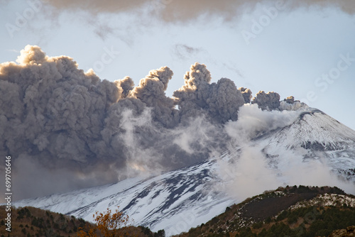 Obraz na płótnie Eruptive vent with lava emis at the top of the Etna volcano w salonie