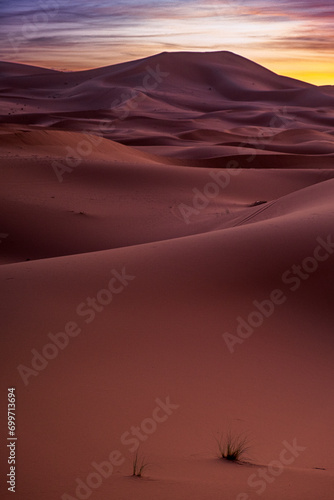 夜明けのサハラ砂漠の幻想的な風景