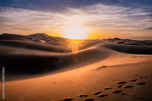 夜明けのサハラ砂漠の幻想的な風景