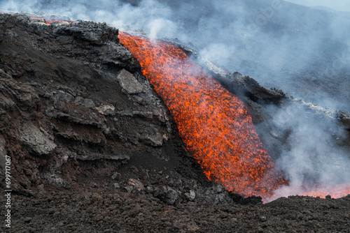 Obraz na płótnie Eruptive vent with lava emis at the top of the Etna volcano w salonie
