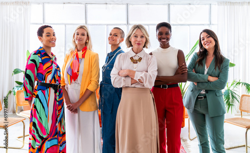 Cuadro en lienzo Group of businesswomen meeting in the office