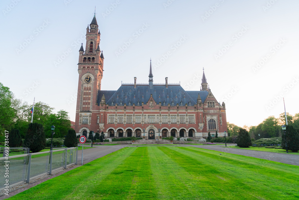 Obraz premium facade of Binnenhof - Dutch Parliament with green leaves, The Hague, Holland