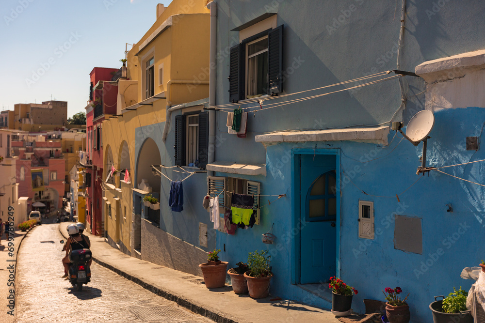 L'isola di Procida in provincia di Napoli. Il mare le case, i vicoli e il set del postino il film di Massimo Troisi